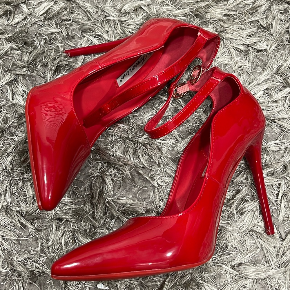 RED HEELS RED BOTTOM (not red bottoms obvs) no box. No tags.